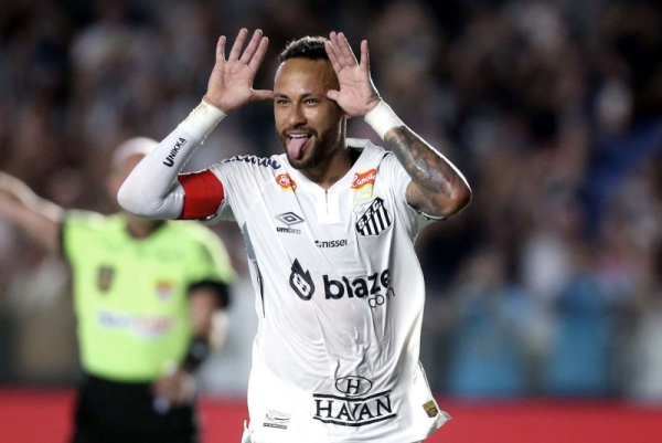 Neymar irks jeering crowd by scoring first corner kick goal