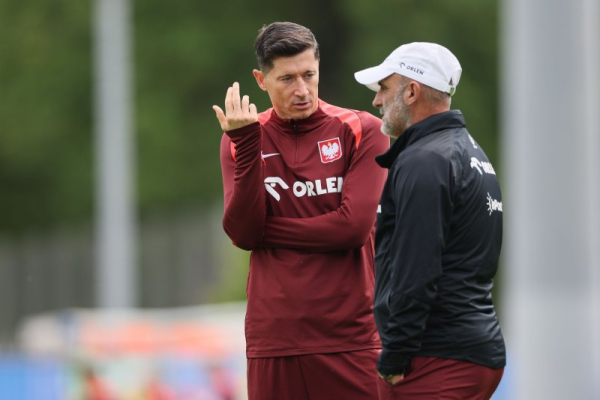 Poland soccer coach Probierz resigns after argument with Lewandowski